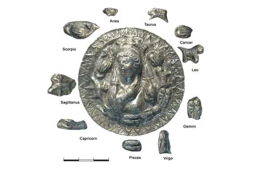 El medallón muestra 10 de los 12 signos del zodíaco.