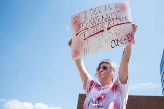 Esta mujer acusa al nacionalismo blanco del tiroteo en El Paso (Texas). El debate apenas comienza.  / AFP