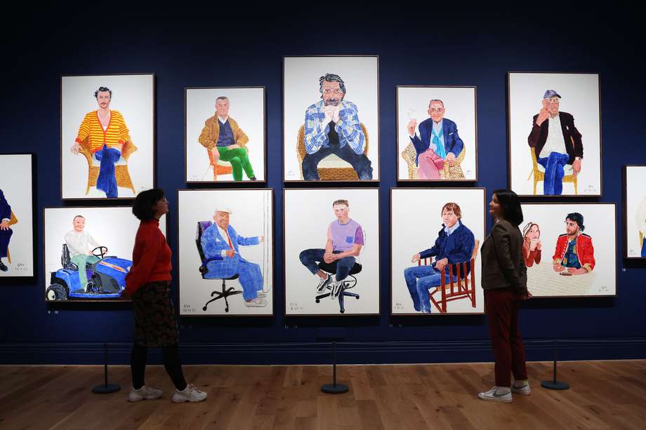 El personal de la Galería Nacional de Retratos examina nuevos retratos del artista británico David Hockney en la exposición "Drawing From Life" (Dibujando desde la vida).