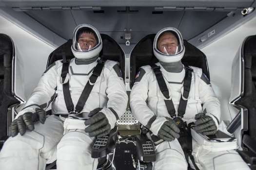 La NASA espera enviar a dos astronautas a la Estación Espacial Internacional este sábado en el primer vuelo comercial tripulado. 