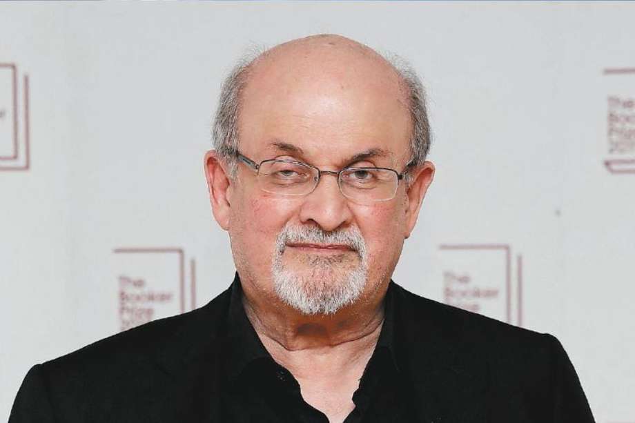 Salman Rushdie presenta mejorías tras el ataque del 12 de agosto.