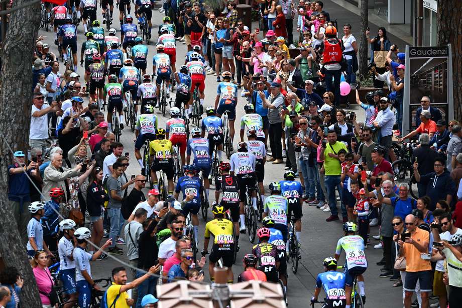 Riccione (Italy), 17/05/2024.- The pack of riders at the departure to the 13th stage of the Giro d'Italia 2024, a 179 km cycling race from Riccione to Cento, Italy, 17 May 2024. (Ciclismo, Italia) EFE/EPA/LUCA ZENNARO
