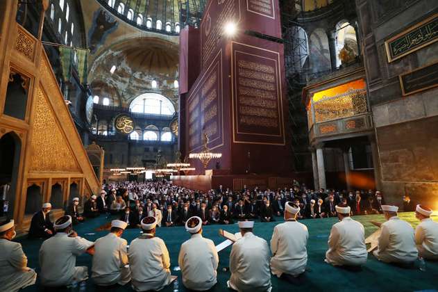 En fotos: Así se vivió el primer rito musulmán en la reconvertida mezquita de Santa Sofía
