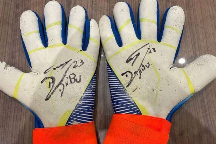 Los guantes que usó Emiliano 'Dibu' Martínez en el Mundial de Catar 2022.