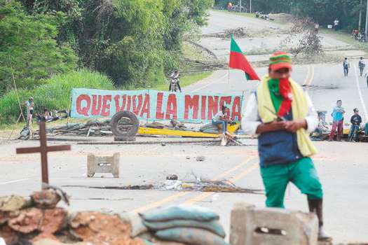 Los bloqueos en la vía Panamericana han ocasionado fuertes choques entre la Fuerza Pública y los manifestantes de la minga. / AFP
