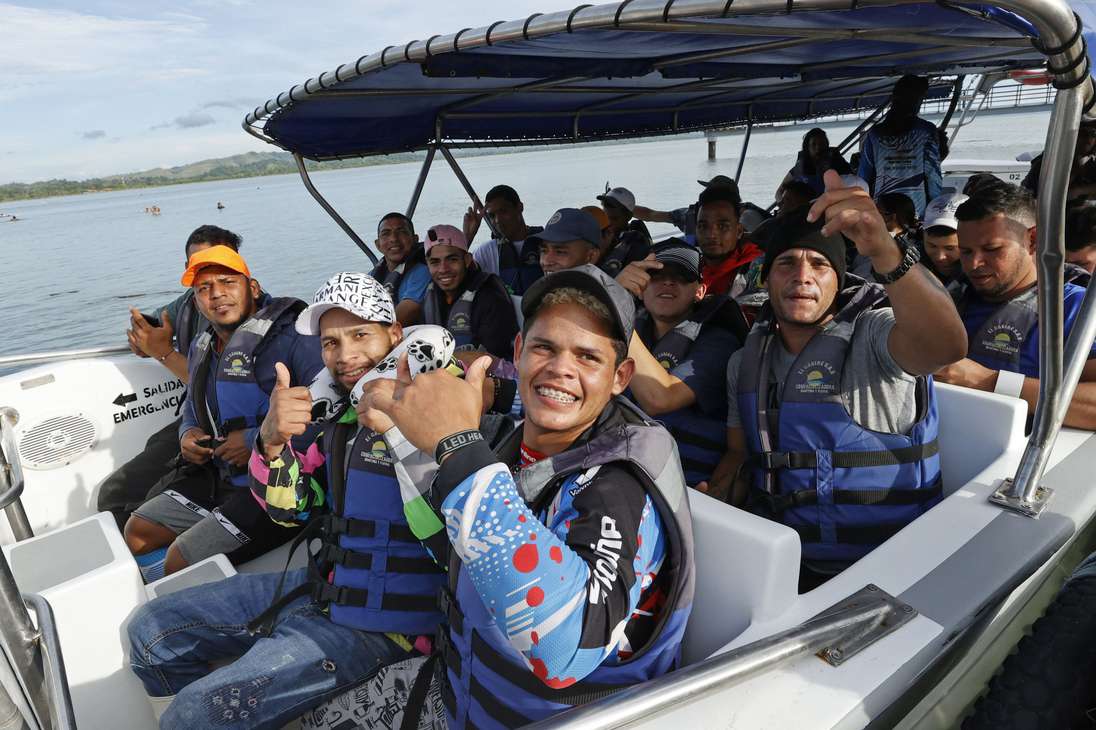 ACOMPAÑA CRÓNICA: COLOMBIA CRISIS MIGRATORIA. AME2685. NECOCLÍ (COLOMBIA), 07/10/2022.- Migrantes abordan una lancha hacia la frontera con Panamá, el 6 de octubre de 2022, en Necocli (Colombia). En el pueblo colombiano de Necoclí ya se acostumbraron a que a diario cientos de personas acampen en sus playas a la espera de coger las lanchas que los llevan a la frontera de Panamá en una travesía migratoria hacia EE.UU. que crece cada día y amenaza con "explotar". EFE/ Mauricio Dueñas Castañeda