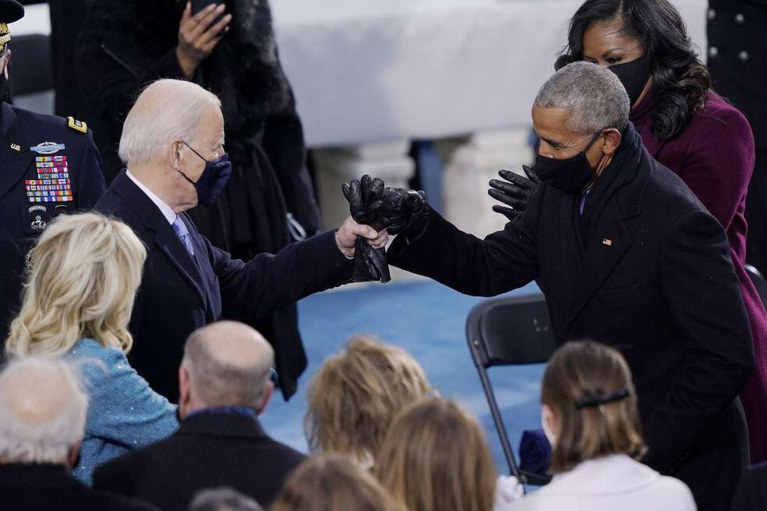 Barack Obama saluda a Joe Biden luego de juramentar como presidente de Estados Unidos.