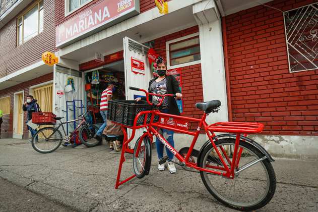 Entregan 1.000 bicicletas a mujeres tenderas en Bogotá