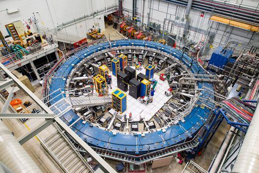 Los primeros resultados del experimento Muon g-2 en Fermilab han reforzado la evidencia de nueva física. La pieza central del experimento es un anillo de almacenamiento magnético superconductor. Este impresionante experimento opera a -450 grados Fahrenheit y estudia la precesión (o oscilación) de los muones a medida que viajan a través del campo magnético.