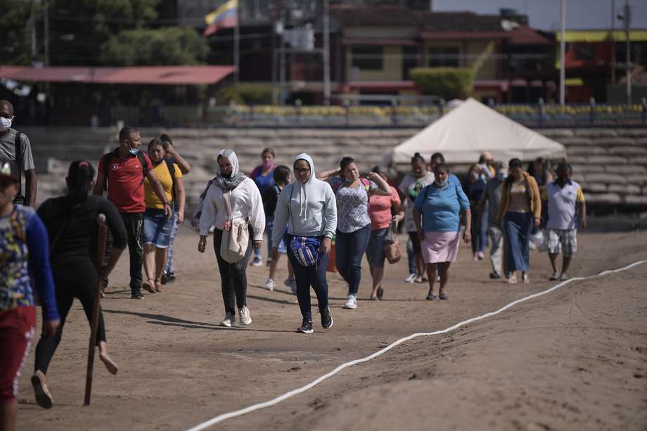 Migración de ciudadanos venezolanos por el Puente Internacional José Antonio Páez, punto fronterizo sobre el río Arauca que comunica a las poblaciones de El Amparo en Venezuela y Arauca en Colombia.