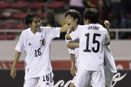 Las jugadoras de Japón celebran su victoria 2-1 ante Brasil, en una de las semifinales de la Copa Mundial Femenina Sub-20, en el estadio Nacional en San José de Costa Rica. EFE/Jeffrey Arguedas
