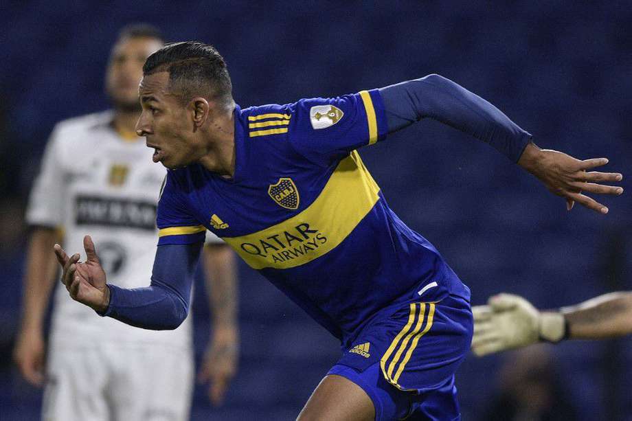 Sebastián Villa celebra el gol que anotó este miércoles en el triunfo de Boca Juniors.