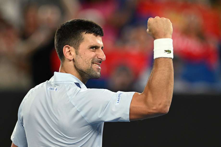 Melbourne (Australia), 21/01/2024.- Novak Djokovic de Serbia reacciona después de ganar su cuarto round contra Adrian Mannarino de Francia en el Australia Open.