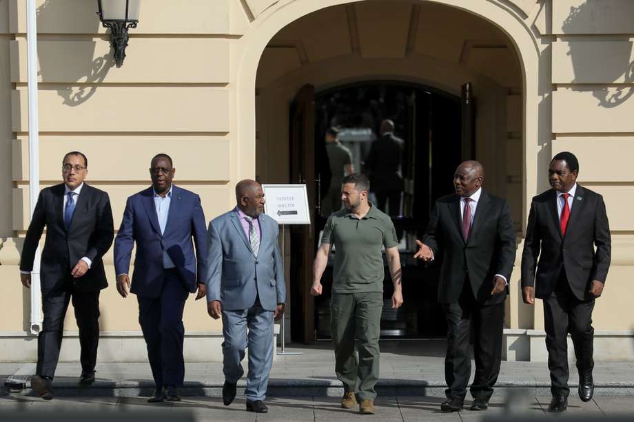 El presidente de Ucrania, Volodimir Zelensky (C), asiste a una conferencia de prensa con líderes africanos luego de una reunión en Kyiv, el 16 de junio de 2023, en medio de la invasión rusa.