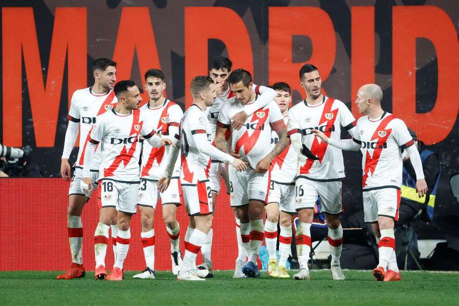 Los jugadores del Rayo Vallecano celebran el tercer y último gol de la victoria de su equipo frente a Mallorca por la fecha 14 de LaLiga.