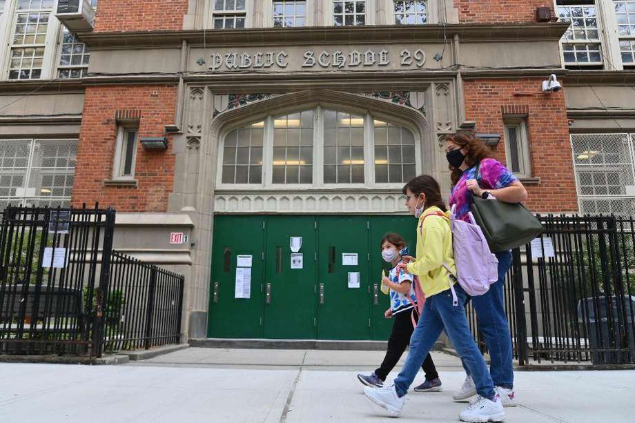 El alcalde de Nueva York determinó que a partir de este jueves, las escuelas de la ciudad vuelven a cerrar por aumento de casos de COVID-19.