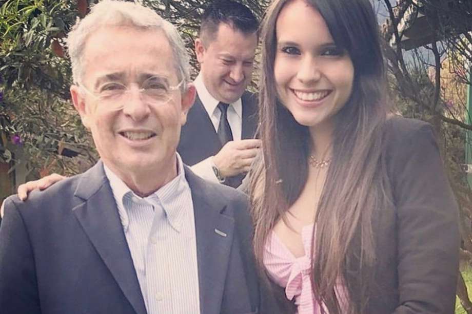 Natalia Bedoya con el expresidente Álvaro Uribe Vélez. / Twitter:@natiibedoya