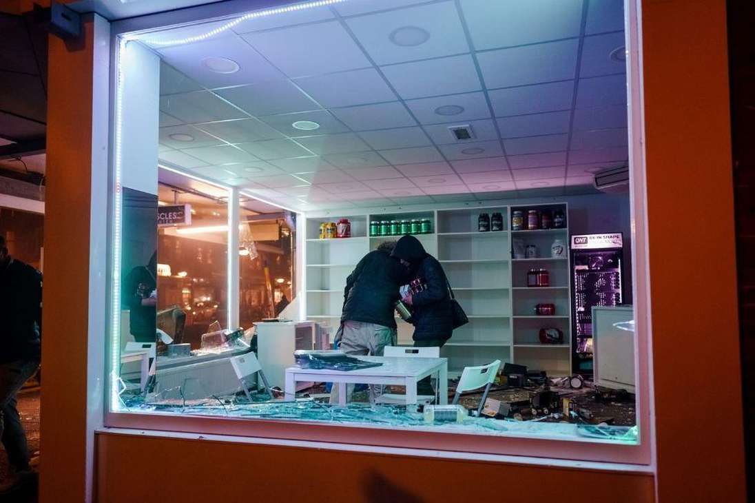 Por lo menos 150 personas fueron arrestadas el lunes en Ámsterdam y Rotterdam, donde las tiendas fueron vandalizadas y saqueadas.