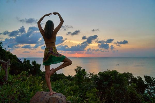 Koh Samui y Koh Phangan, yoga en las islas más paradisíacas de Tailandia: la isla de Koh Samui está considerada uno de los mejores destinos del mundo para hacer yoga. Entre sus innumerables encantos, alberga muchos espacios de retiro que ofrecen programas de yoga y detox frente al mar. En todos ellos se pueden aprender diferentes tipos de esta práctica, meditación, técnicas de respiración, e incluso se puede disfrutar de centros de hidroterapia y saunas. Para quien busque algo todavía más remoto, otra isla que no puede faltar en este listado es Koh Phangan, conocida por su Full Moon Party. La mediana de las islas del Golfo de Tailandia es un lugar ideal para combinar unas vacaciones de playa con clases de yoga, y cuenta además con numerosos sitios de retiro espiritual a los que solo se puede acceder en barco. Cortesía Civitatis