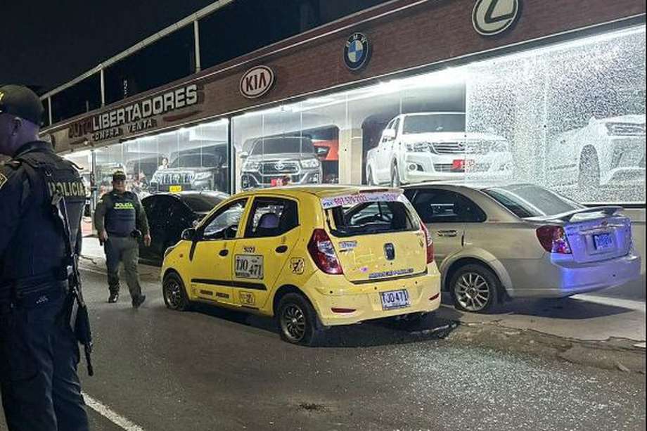 El ataque iba dirigido contra un almacén de venta de autos, pero el artefacto rebotó y afectó en un taxi.