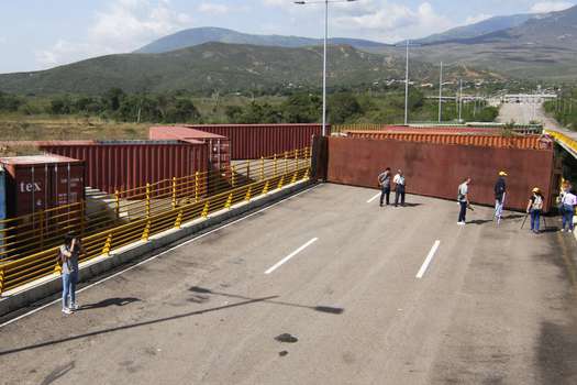 Fotografía del 18 de agosto de 2022 que muestra los contenedores que permanecen bloqueando el Puente Internacional de Tienditas que conecta el estado Táchira (Venezuela) con el departamento de Norte de Santander (Colombia). 