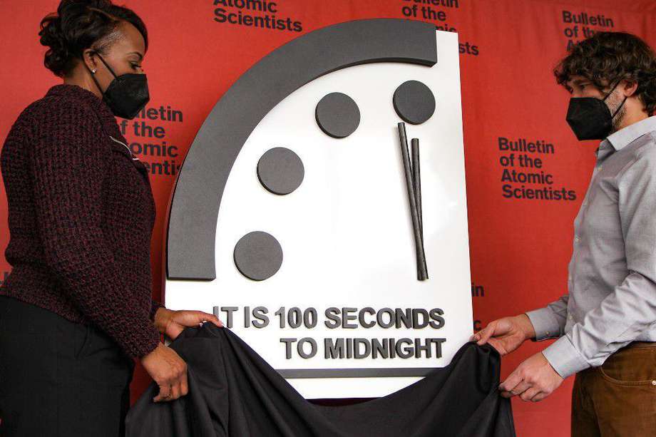 El Boletín de Científicos Atómicos sique poniendo el reloj a 100 segundos hasta la medianoche o la llegada del "apocalipsis".