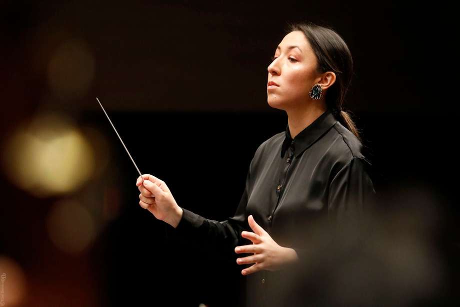 Paola Ávila obtuvo su maestría en Dirección Orquestal en Peabody Conservatory - Johns Hopkins University, bajo la tutoría de Marin Alsop. / Orquesta Filarmónica de Bogotá.