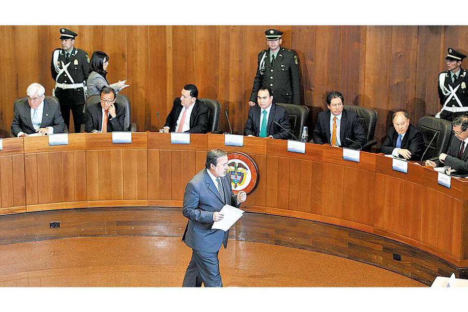 Gustavo Gallón en (centro)  la audiencia en la Corte Constitucional el 25 de julio.