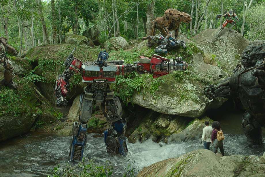 Fotografía cedida por Paramount Pictures, que muestra una escena de la película "Transformers, el despertar de las bestias", filmada en Cuzco (Perú). 