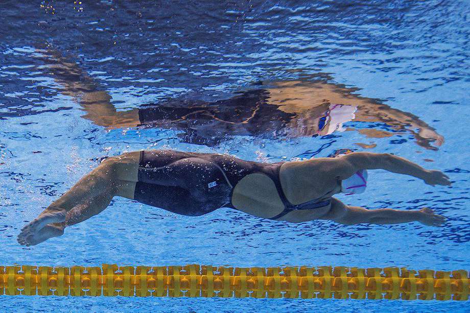 Regan Smith durante las semifinales de espalda en los Olímpicos