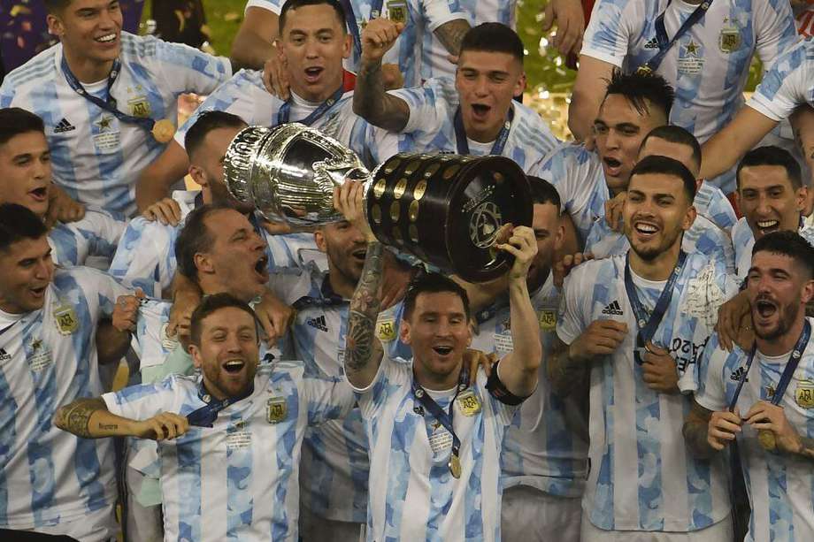 Lionel Messi levanta el trofeo de la Copa América.