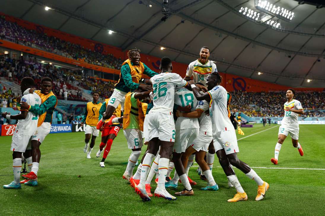 GR2105. DOHA (CATAR), 29/11/2022.- Jugadores de Senegal celebran un gol hoy, en un partido de la fase de grupos del Mundial de Fútbol Qatar 2022 entre Ecuador y Senegal en el estadio Internacional Jalifa en Doha (Catar). EFE/ Rodrigo Jiménez