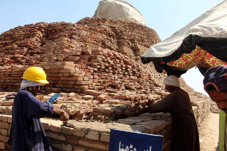 Los trabajadores de Pakistán reparan el sitio arqueológico Mohenjo Daro, una antigua ciudad fundada hace más de 4.500 años como parte de una de las civilizaciones más antiguas del mundo, luego de que fuera dañada por inundaciones cerca de Larkana, provincia de Sindh, Pakistán, el 26 de septiembre de 2022. EFE/EPA/WAQAR HUSSAIN
