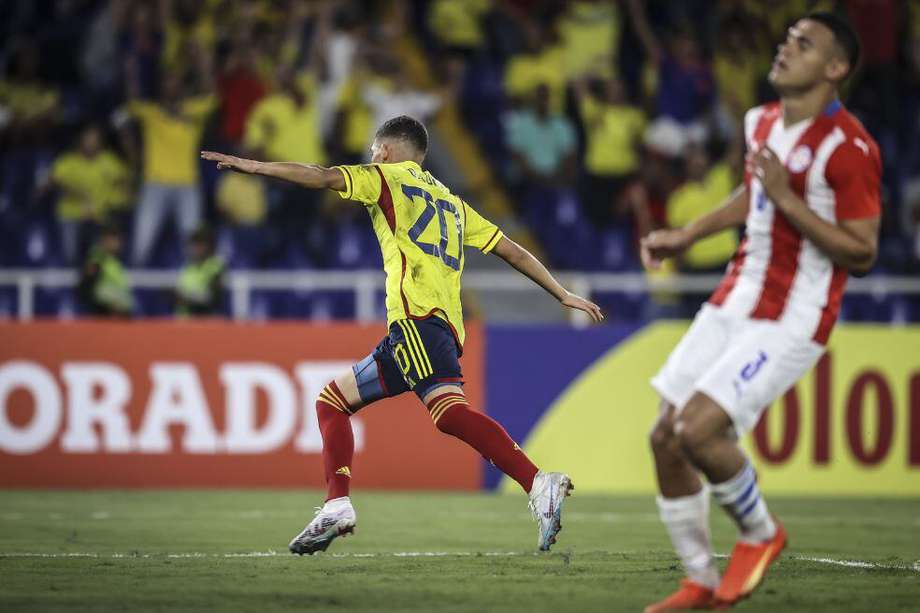 Daniel Luna celebra el tanto del empate de Colombia contra Paraguay.