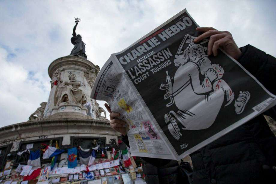 Un hombre ojea el número especial publicado por el semanario satírico Charlie Hebdo con motivo del primer aniversario del atentado contra su redacción. / EFE
