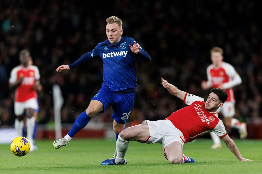 Declan Rice (der), del Arsenal, y Jarrod Bowen, West Ham United, disputan un balón en la jornada 19 de a Premier League.
