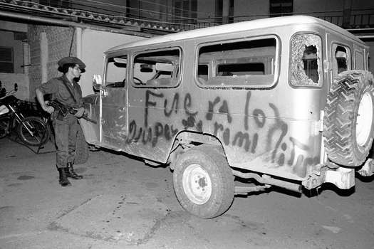 Vehículo de la comisión judicial que fue masacrada por paramilitares en el corregimiento de La Rochela, en Simacota (Santander), en enero de 1989.