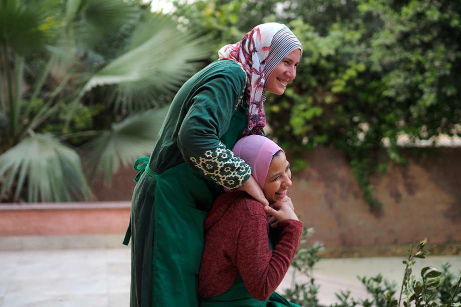 La granja Happy Farm acoge a mujeres del Egipto rural como Fifi, de 31 años, que prepara hogazas de pan baladi (del país) mientras sus compañeras acaban de cocinar los platos para el 'iftar', la rotura del ayuno durante el mes de Ramadán. 