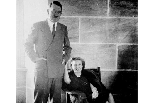 Adolf Hitler posa con Eva Braun en la casa del Führer en Berchtesgaden en una foto sin fecha proporcionada por el Ejército de EE. UU., que encontró esta foto entre las pertenencias personales de Braun, en 1945.  