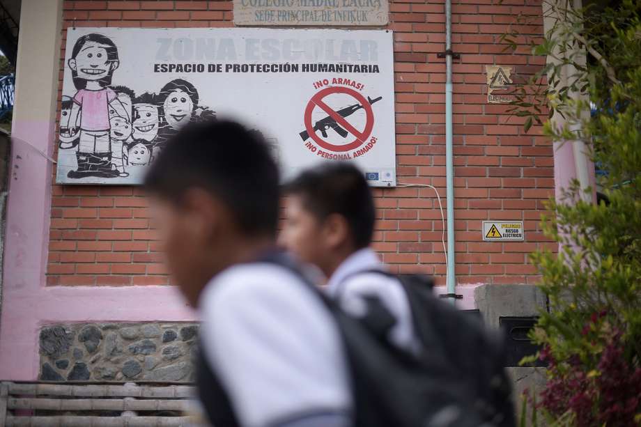 Avisos de una campaña contra la violencia en el colegio Madre Laura de Caldono, Cauca.