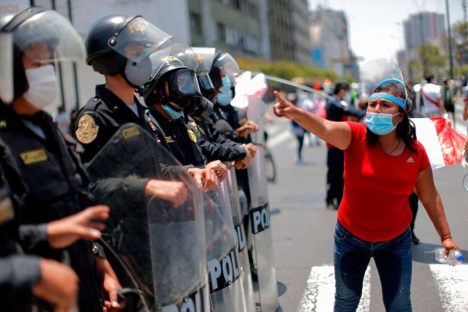 La muerte de dos manifestantes a manos de la policía provocaron la renuncia de Manuel Merino, presidente de Perú por cinco días.