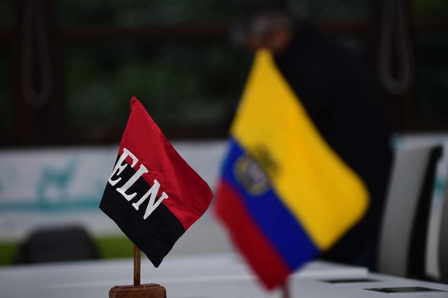 Bandera del ELN y de Colombia que se ubican frente a los negociadores de paz del ELN