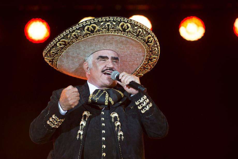 El artista mexicano durante un concierto, el 16 de abril de 2016, en el estadio Azteca en Ciudad de México (México).