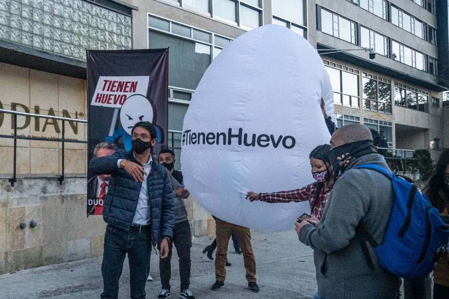 Camilo Romero protestó con un huevo inflable gigante contra la reforma tributaria de Duque.