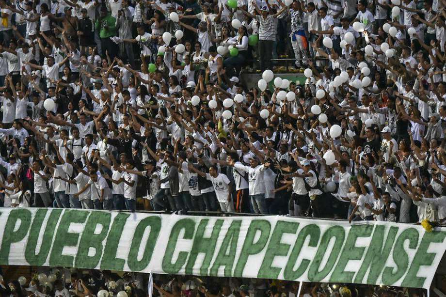 Este miércoles, en el estadio Atanasio Girardot, de Medellín, se realizó un sentido homenaje a las víctimas de la tragedia aérea. / AFP