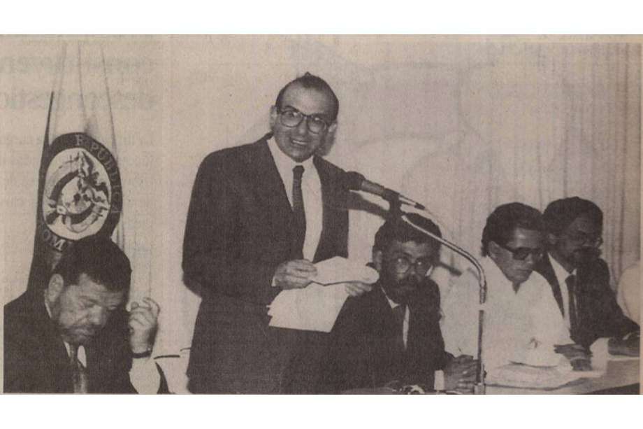 El entonces ministro de Gobierno Humberto de la Calle en la mesa de instalación de los diálogos de Caracas, el 3 de junio de 1991.