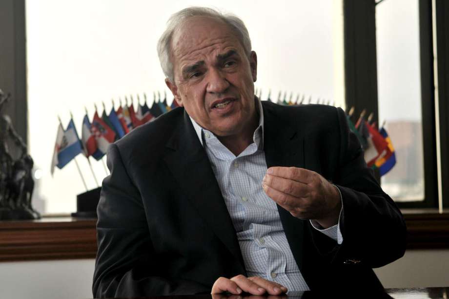 El expresidente Ernesto Samper condenó el viaje del fiscal Francisco Barbosa a Ecuador para entregar las pruebas de un supuesto vínculo del Eln con Andrés Arauz. 