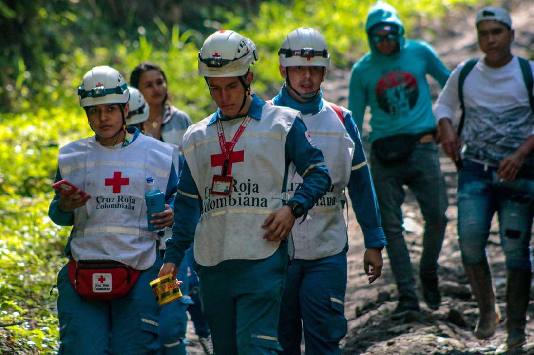 Miembros de La Cruz Roja hacen presencia en el lugar de la tragedia.