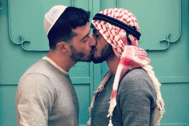 Judíos y palestinos: un beso entre dos hombres puede borrar las diferencias políticas