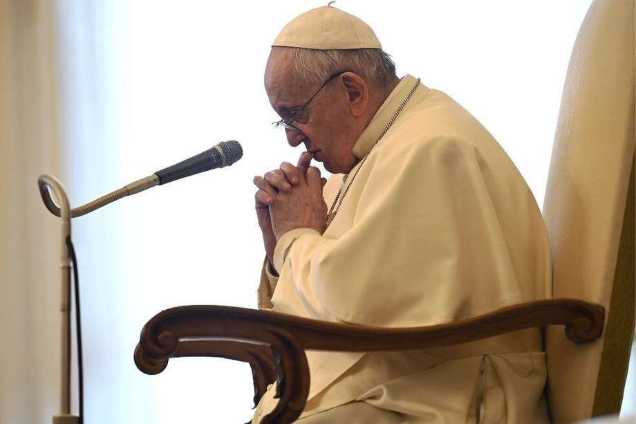 El papa argentino usa unos zapatos especiales debido a esa lesión en el nervio ciático que lo aqueja desde hace varios años.  